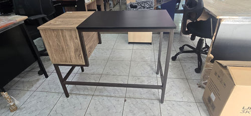 Escritorio XTECH de un nivel con cajon marrón especiado