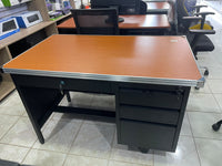 Escritorio secretarial de metal