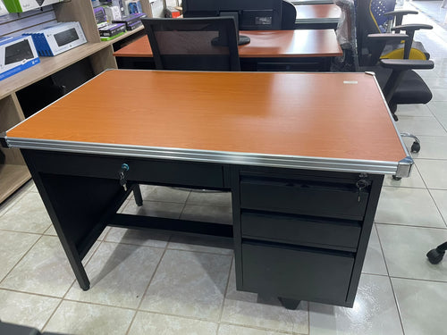 Escritorio secretarial de metal
